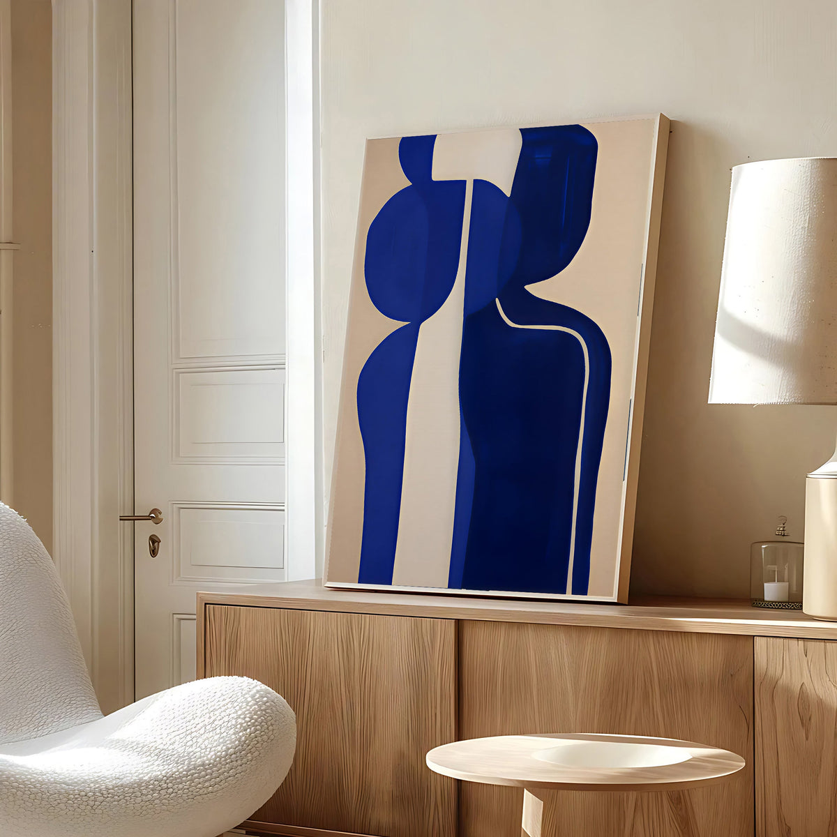 Lámina minimalista de figura abstracta en azul